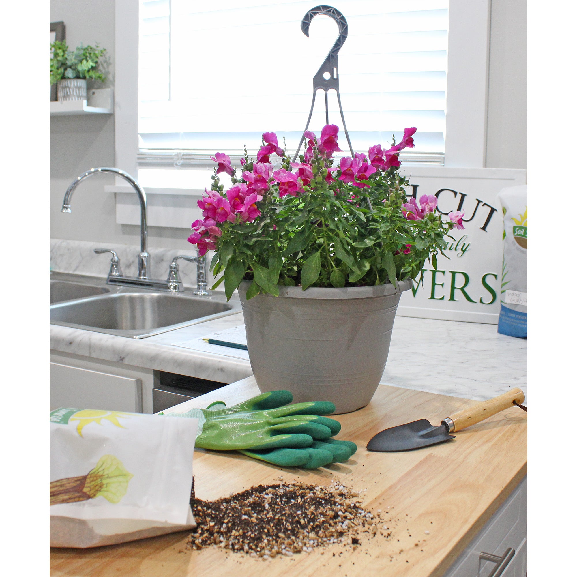 soil for hanging plants Hanging Planter Potting Soil Mix, Lightweight Potting Mix Optimized for Indoor/Outdoor Hanging Pots / Baskets – Kurated Korner